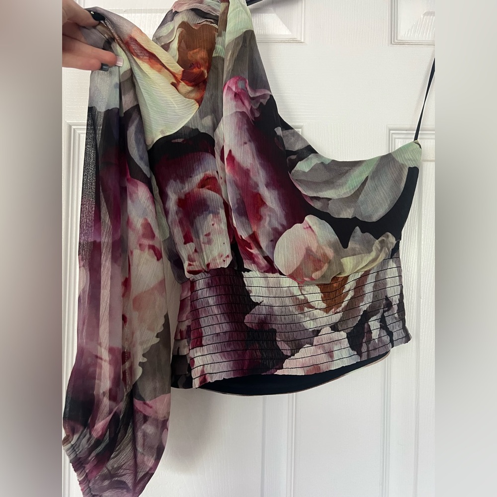One shoulder sheet sleeve pleated floral top